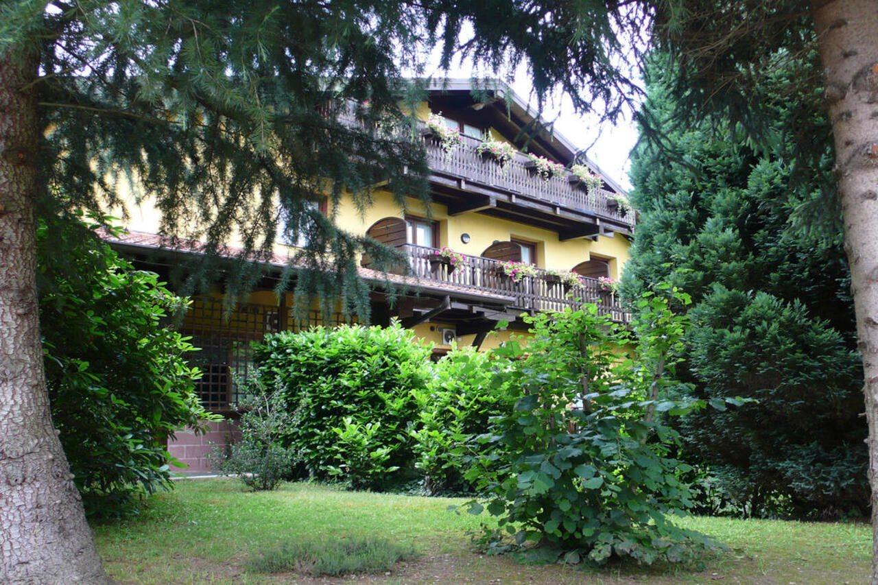 Hotel Ristorante La Perla Варалло-Помбия Экстерьер фото