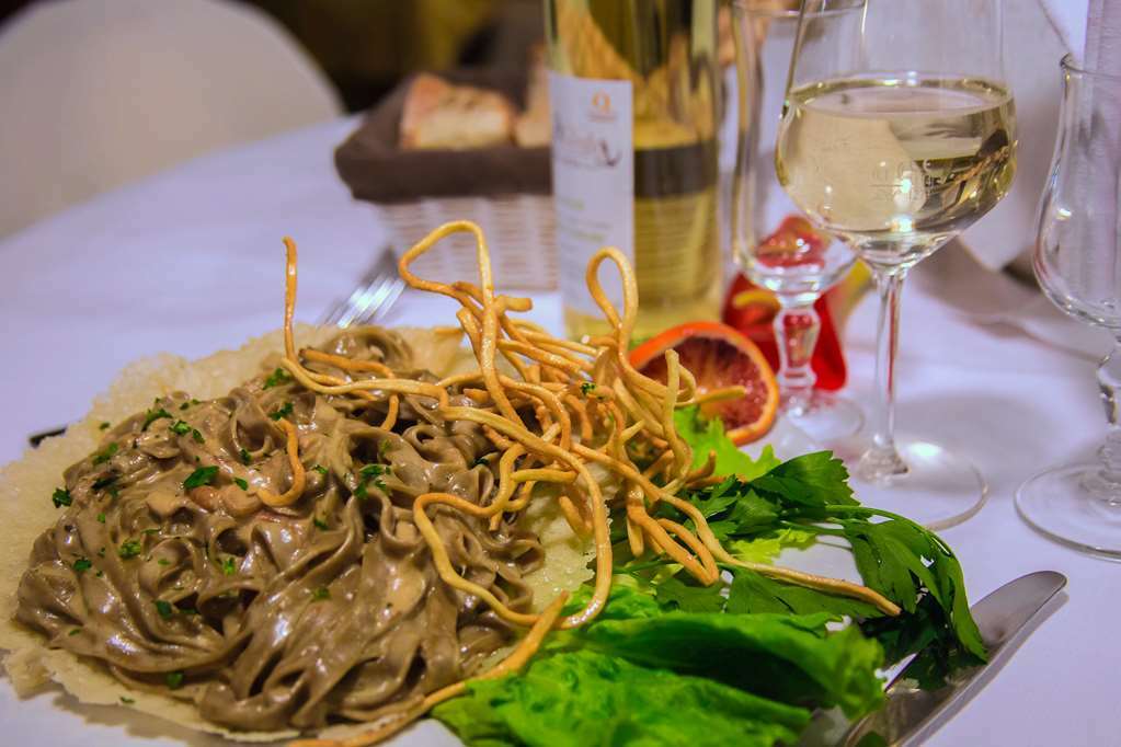 Hotel Ristorante La Perla Варалло-Помбия Ресторан фото