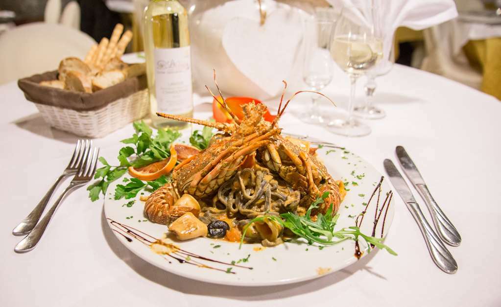 Hotel Ristorante La Perla Варалло-Помбия Ресторан фото