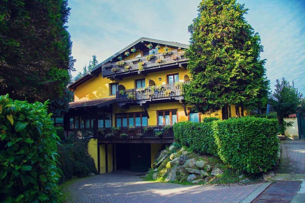 Hotel Ristorante La Perla Варалло-Помбия Экстерьер фото